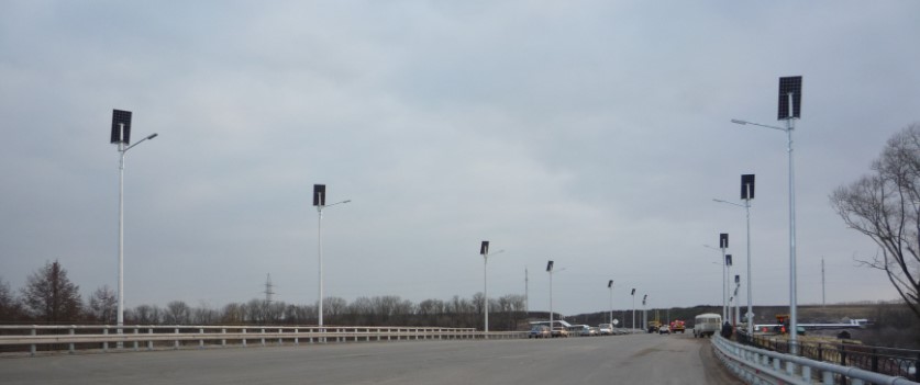 Автономные системы освещения, установленные вдоль проезжей части в городе Белгород компаниями "КвинтТех" и "Новые Энергетические Технологии"